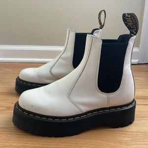 2976 SMOOTH LEATHER PLATFORM CHELSEA BOOTS DR. Martens